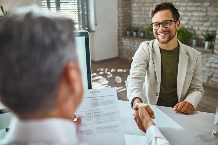 homem particpando de uma entrevista de emprego